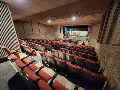 店舗の看板を背負った15組がステージに立つ 池田市民文化会館 アゼリアホール(小ホール)