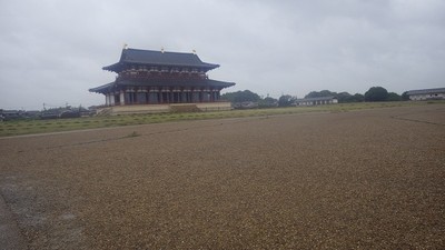 【写真１】雨の平城宮第一次大極殿と礫敷広場（南西から）