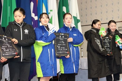 岡本選手と並んで、壇上で賞状を手にする三宅選手(左から2人目)