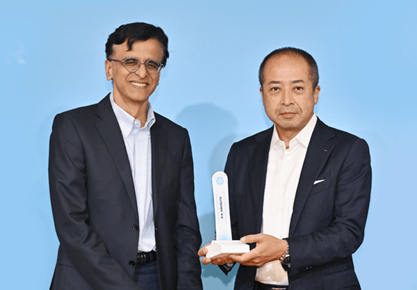 左:Snowflake Inc. CEO Sridhar Ramaswamy 氏 / 右:株式会社アシスト 上席執行役員 DX技術本部長 田畑 哲也