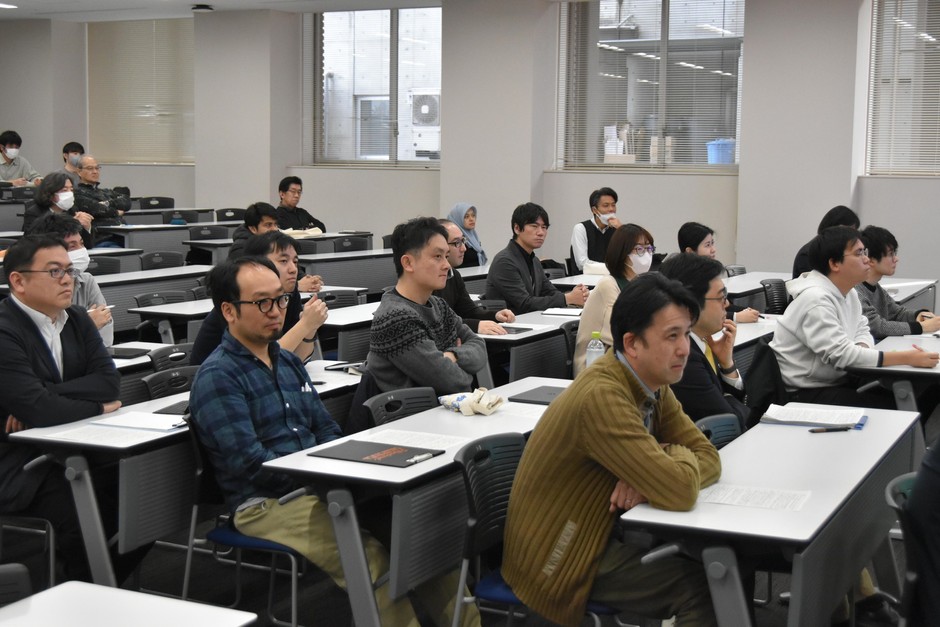 熱心に話に聴き入る参加者
