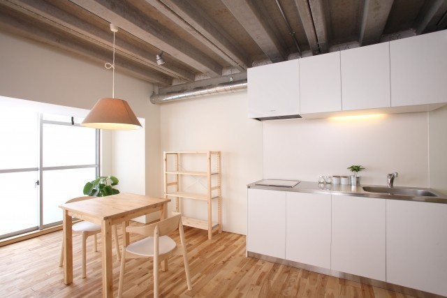 今どきの日本の部屋は壁に何も飾られていない。
